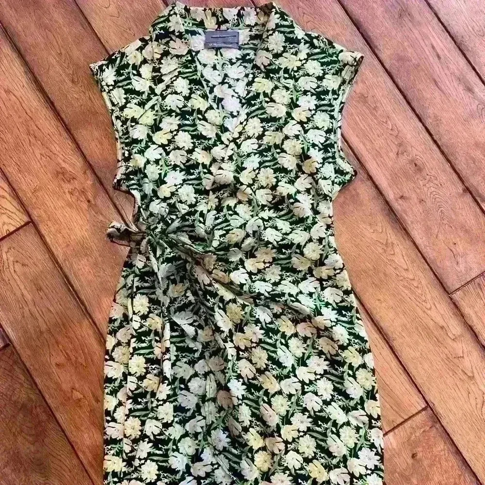 URBAN OUTFITTERS UO NWT super-cute Silver Sun flower Mini Floral Wrap Dress - Picture 4 of 5